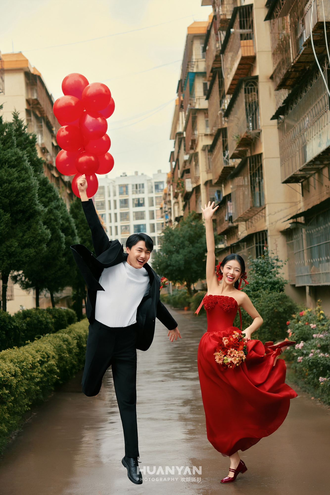 恋歌客片第3张｜简约风婚纱照，摄于室内