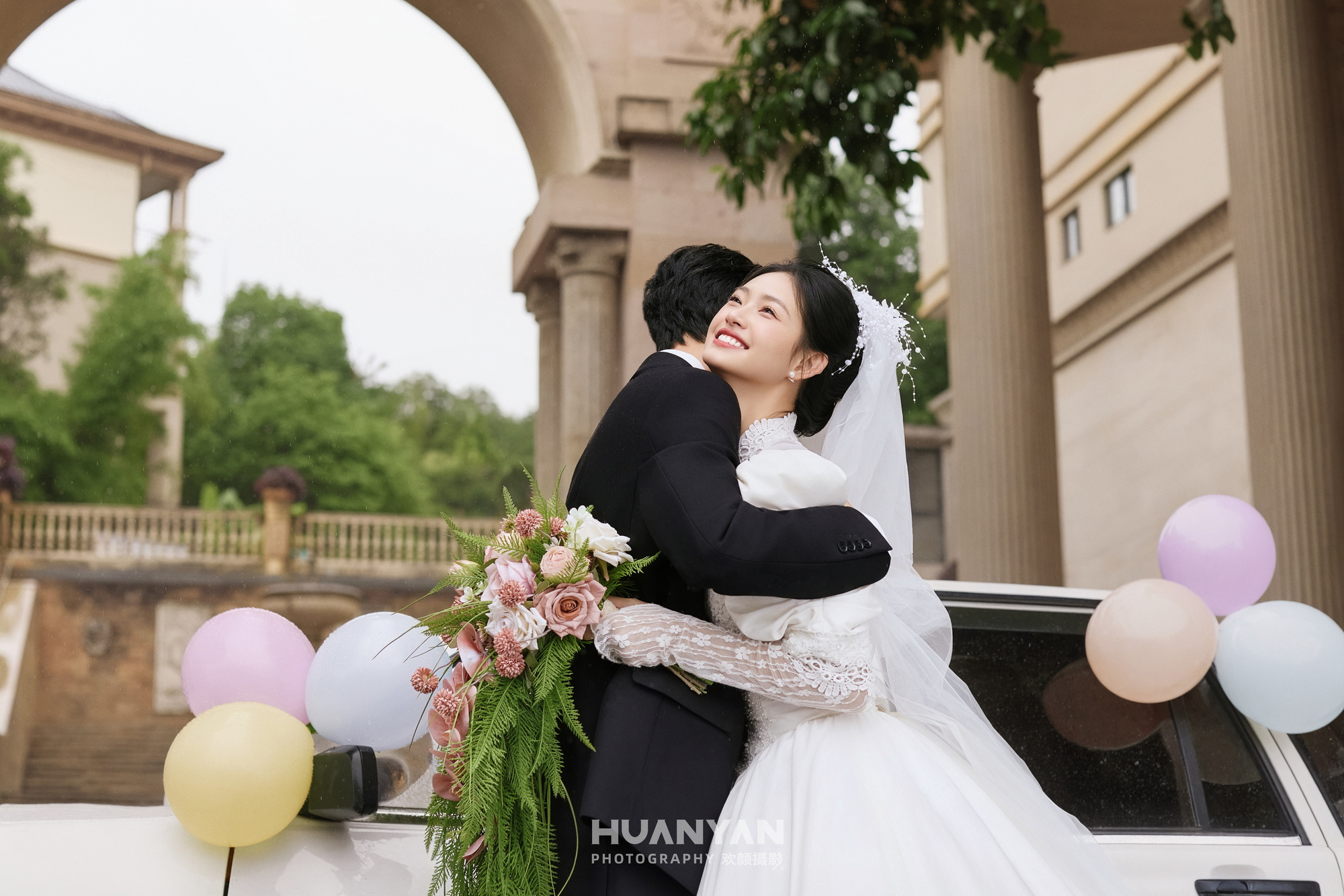 花光客片第7张｜高级感风婚纱照，摄于公园