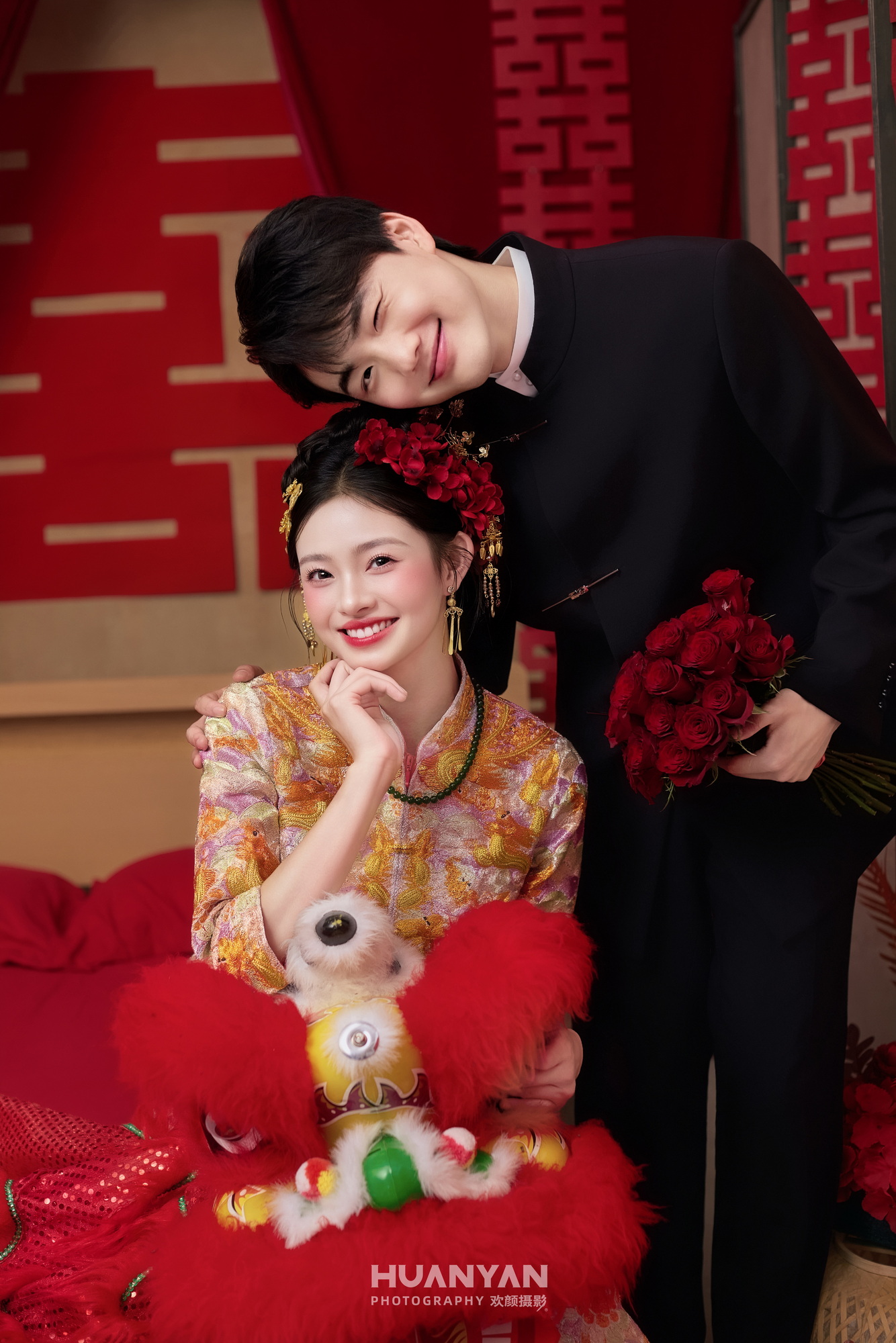 金狮呈祥客片第7张｜喜嫁风婚纱照，摄于室内