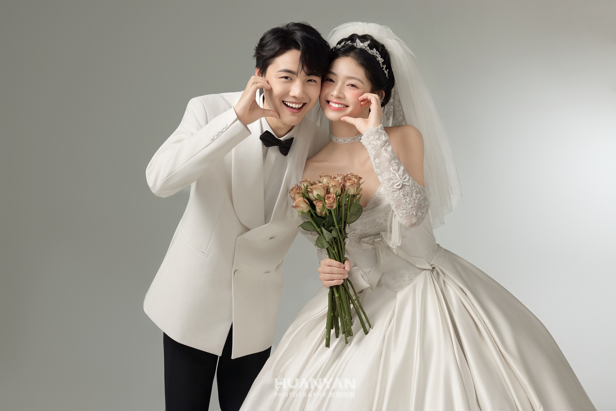 棕梦客片第7张｜简约风婚纱照，摄于室内