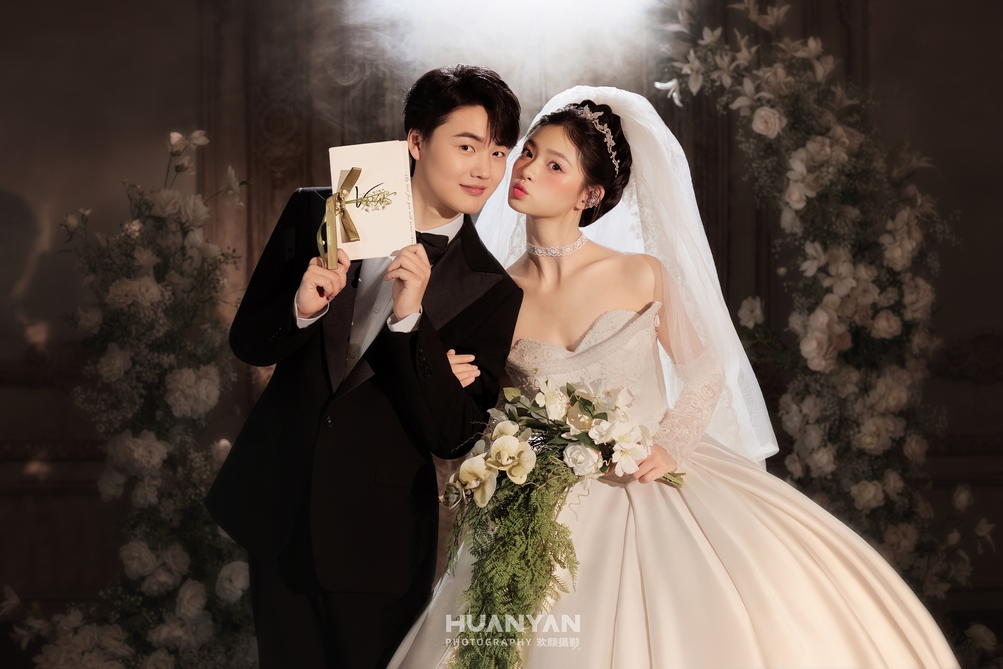 星纱客片第7张｜简约风婚纱照，摄于室内