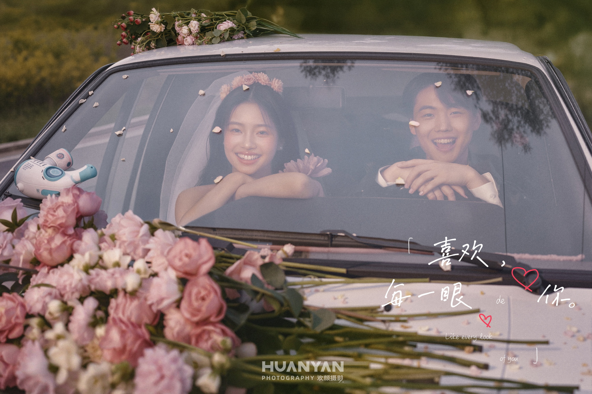 绾约客片第11张｜简约风婚纱照，摄于室内