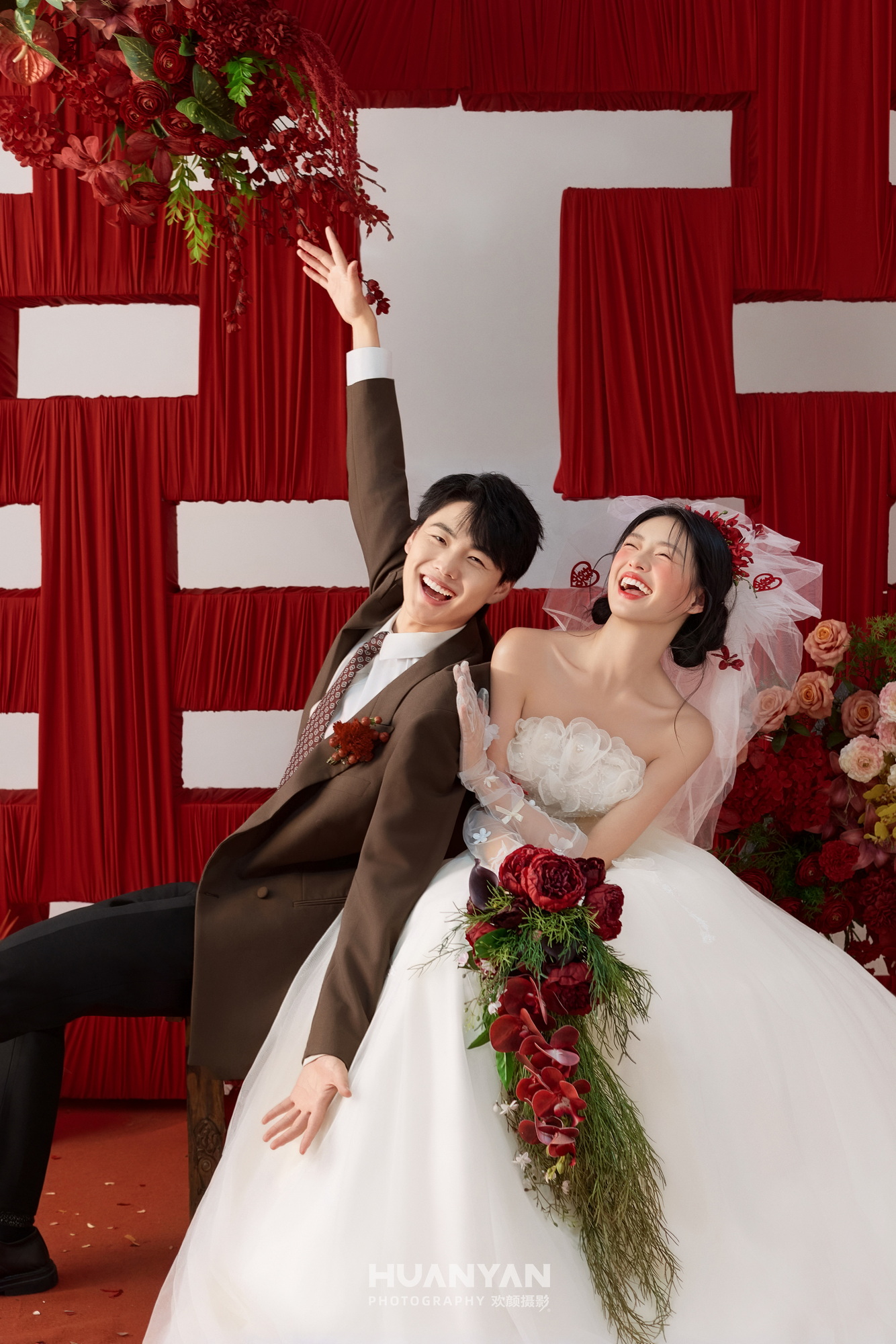 白约客片第3张｜极简风婚纱照，摄于室内