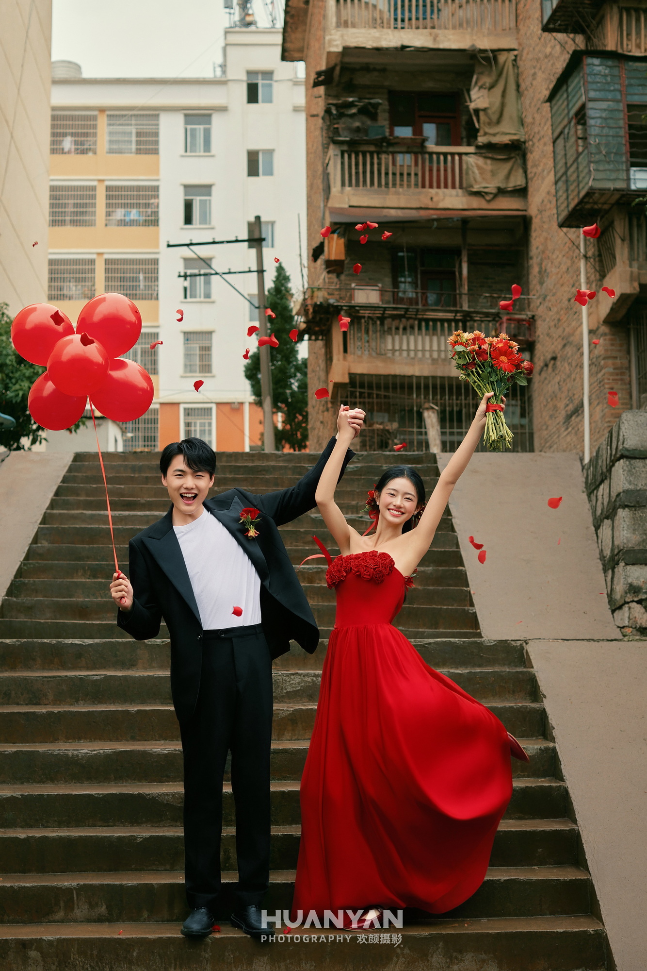 恋歌客片第7张｜简约风婚纱照，摄于室内