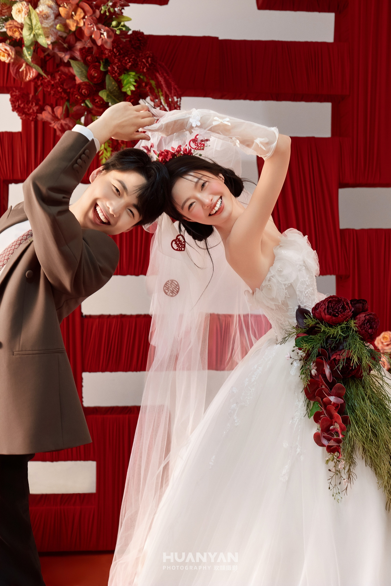 白约客片第11张｜极简风婚纱照，摄于室内