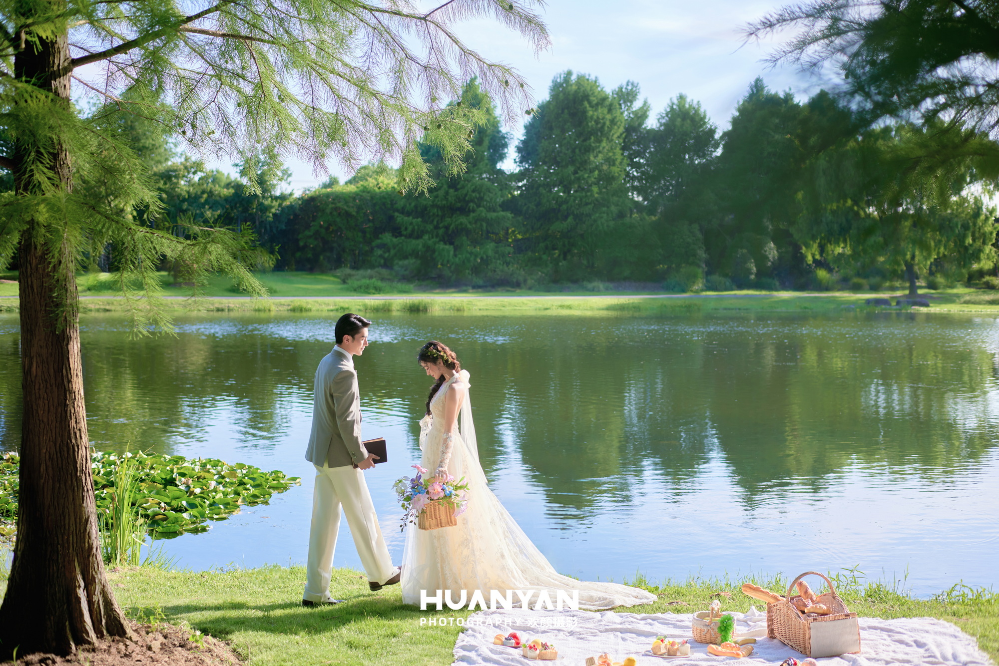 极简风婚纱照 · 室内场景 · 墨帖客片