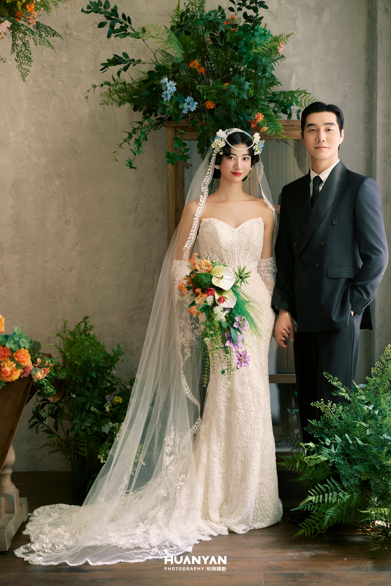 青语：轻氧风婚纱照草地实拍