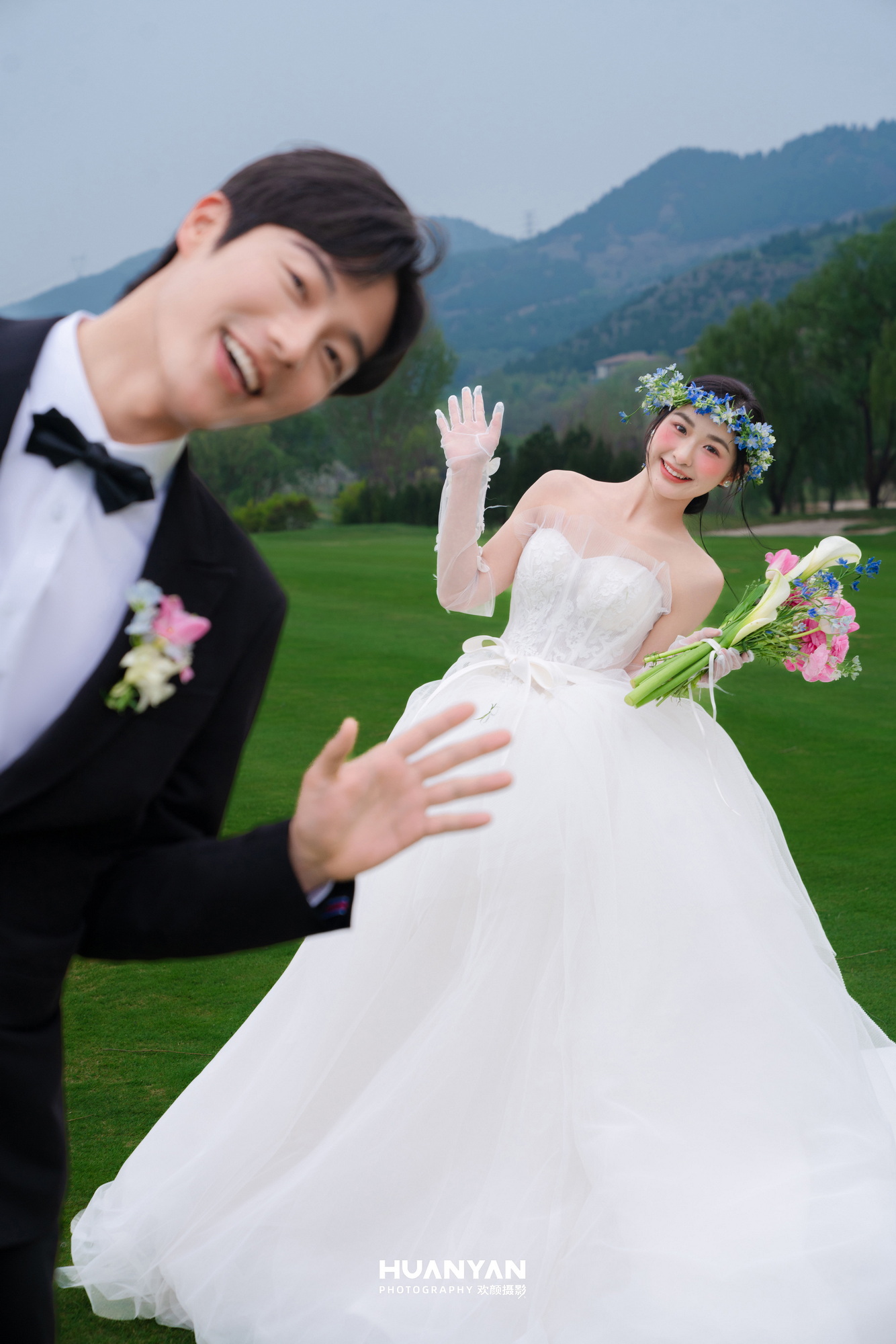青野牵风客片第7张｜轻氧风婚纱照，摄于草地