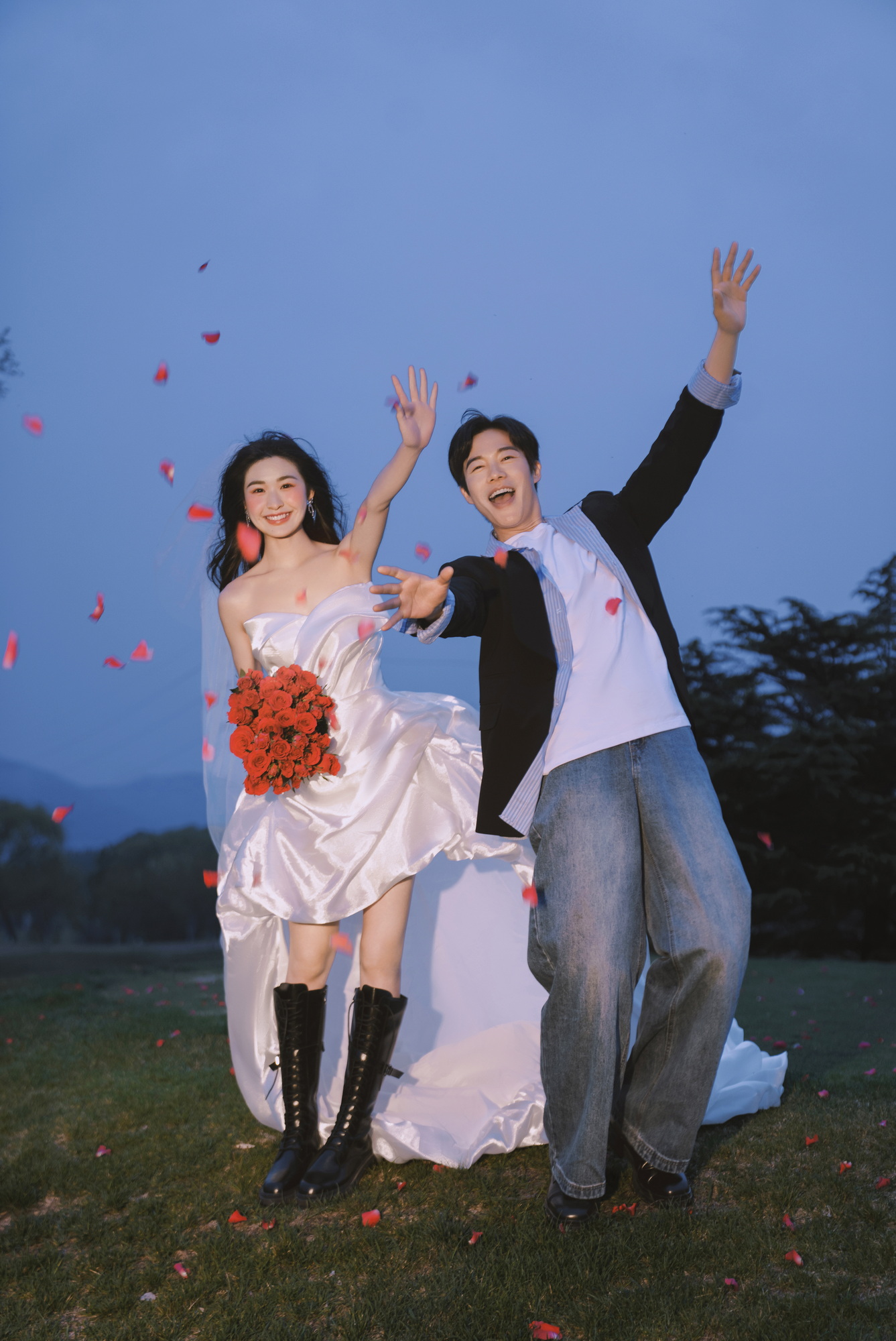 森系风婚纱照 · 夕阳场景 · 蓝暮红玫客片