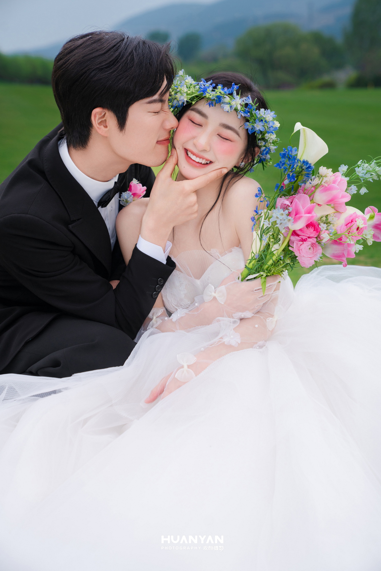 青野牵风：轻氧风婚纱照草地实拍