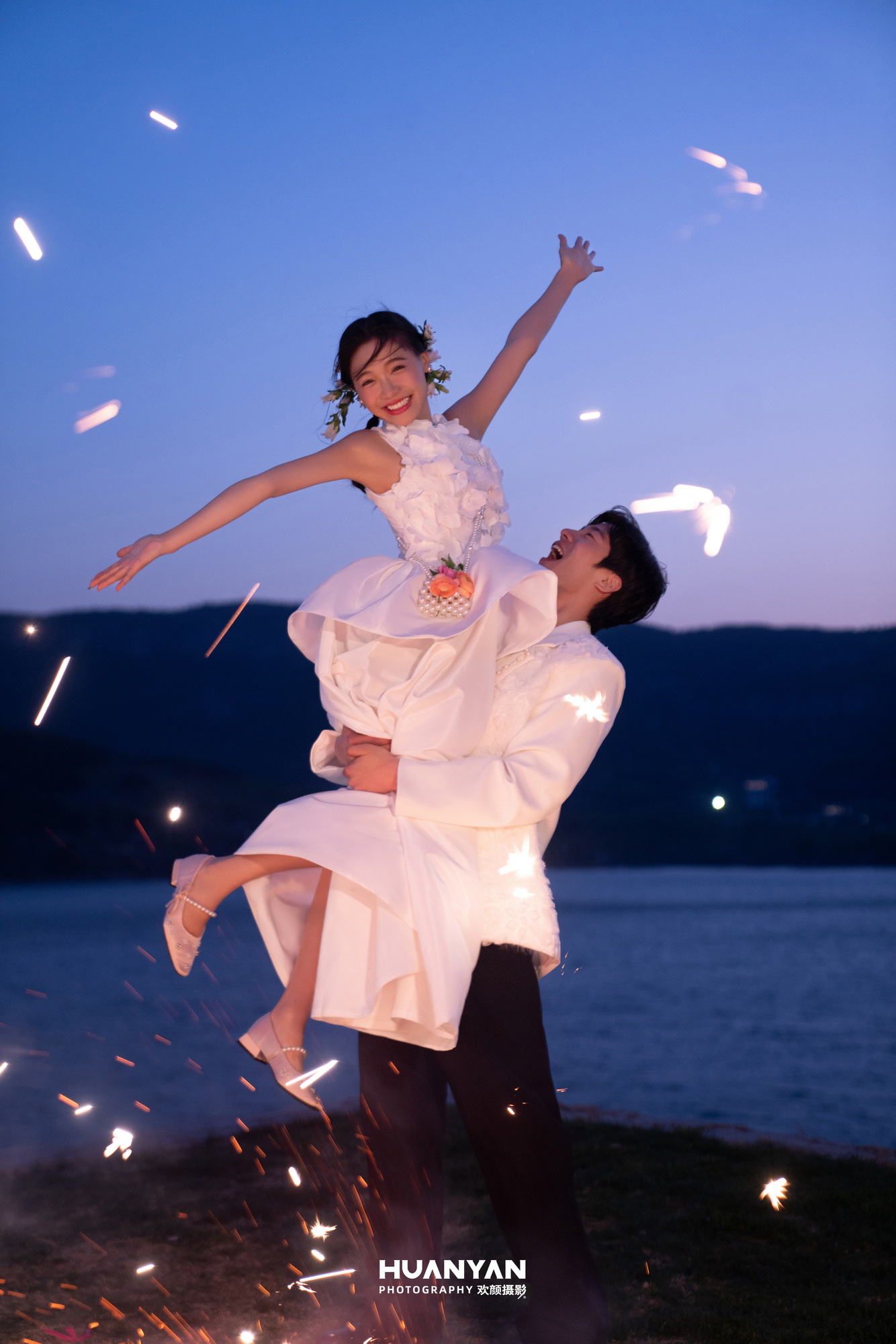 秋誓客片第3张｜简约风婚纱照，摄于春天