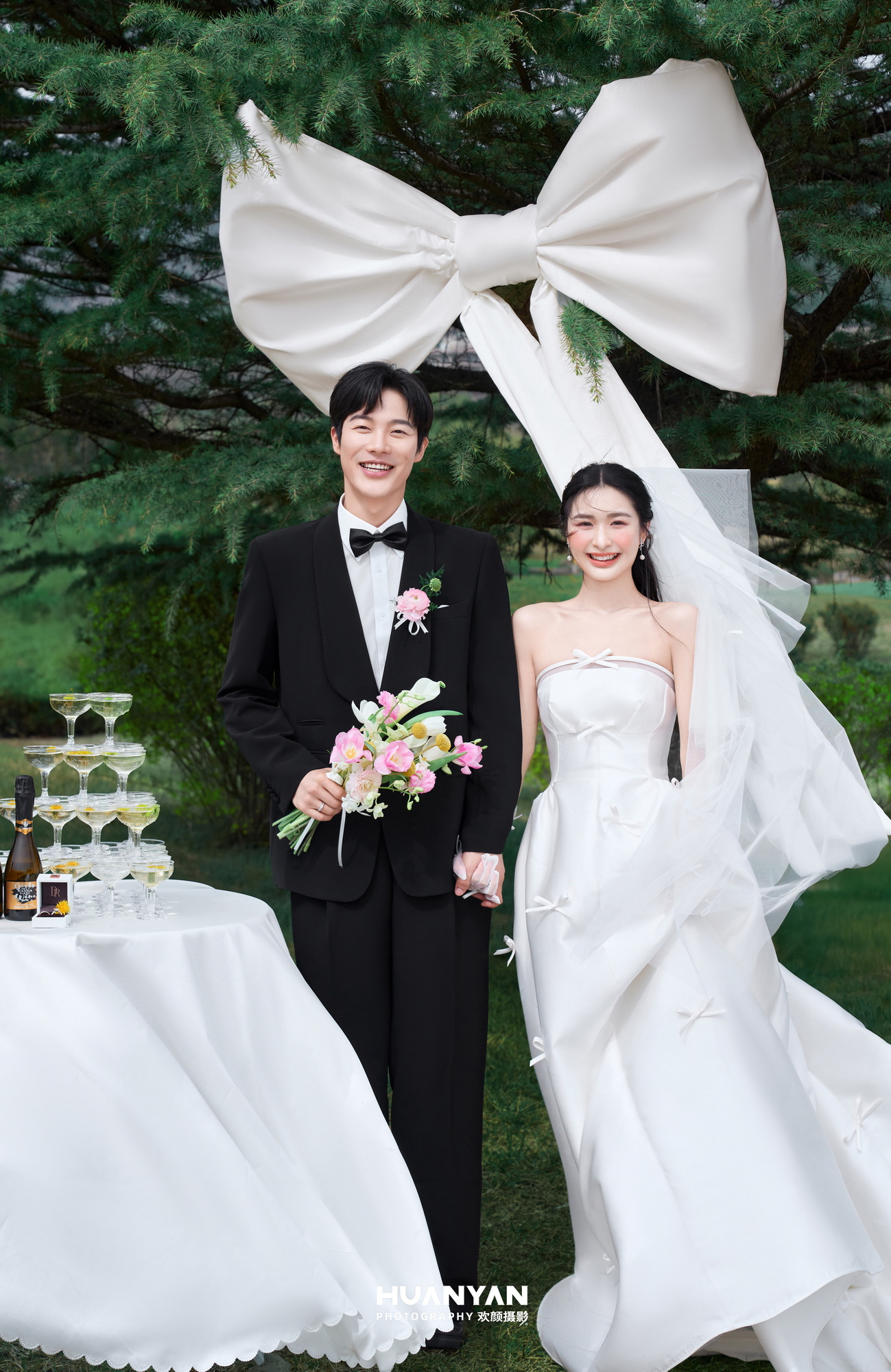 林间礼赞：轻氧风婚纱照草地实拍