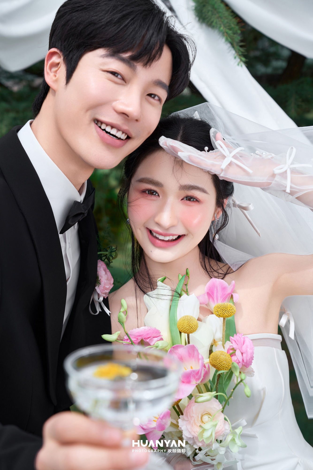 林间礼赞：轻氧风婚纱照草地实拍