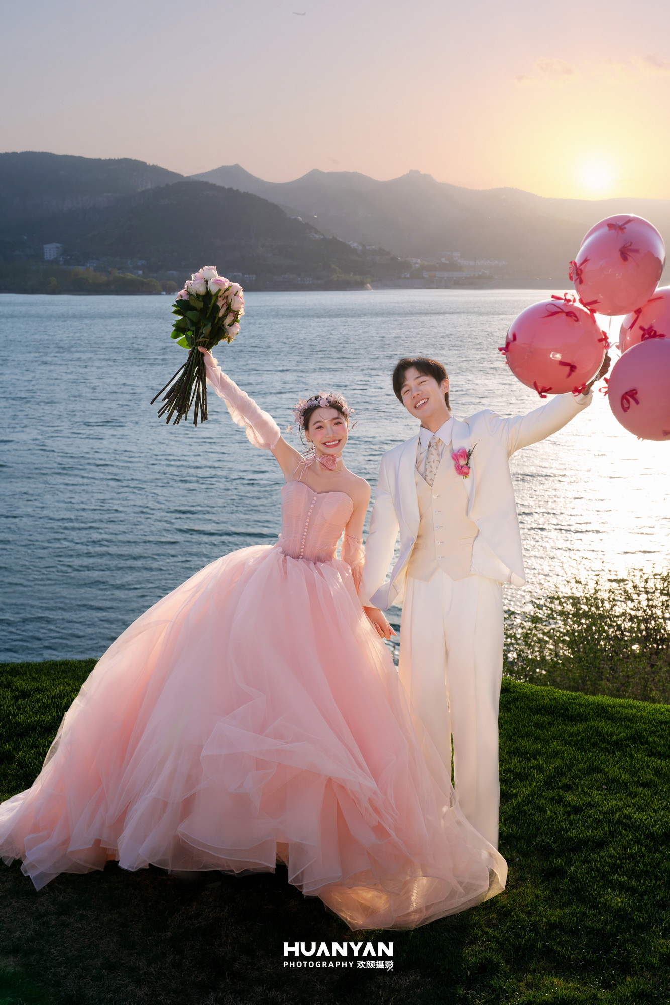 粉纱落日：简约风婚纱照夕阳实拍