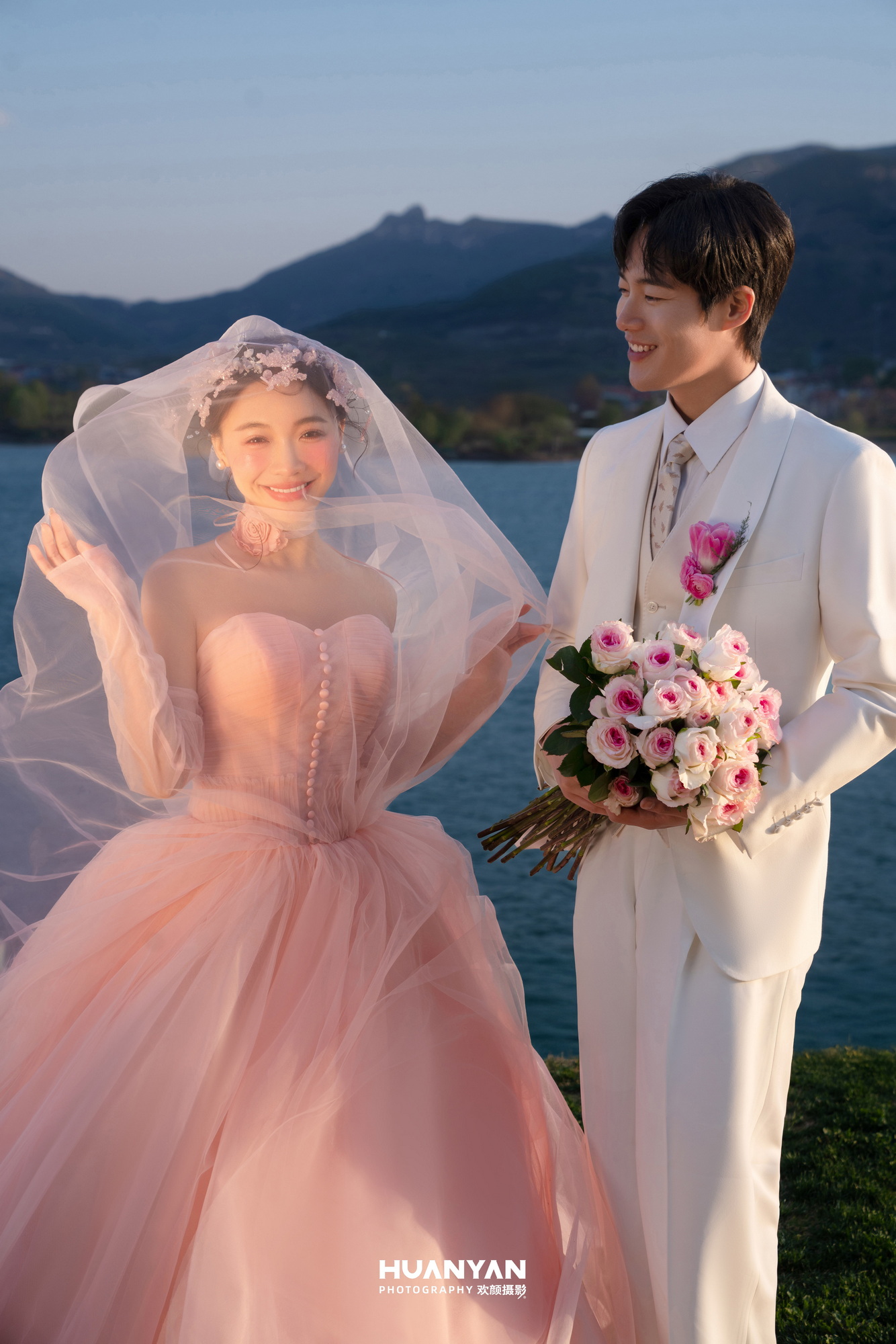 粉纱落日：简约风婚纱照夕阳实拍