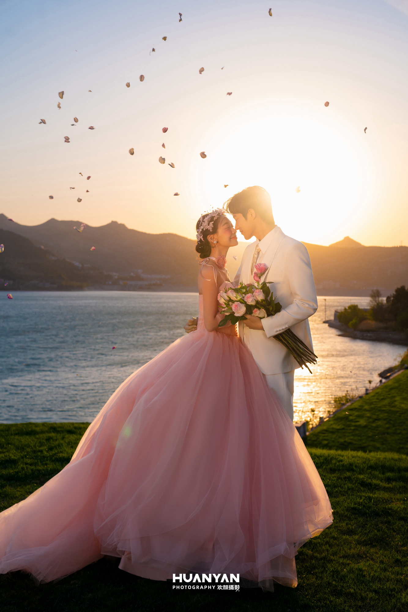 粉纱落日客片第3张｜简约风婚纱照，摄于夕阳