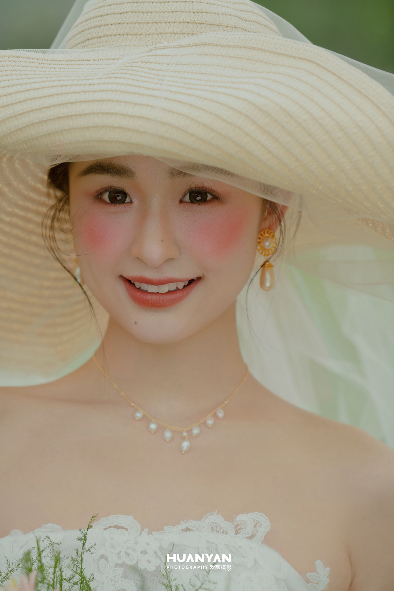 星缘：简约风婚纱照室内实拍