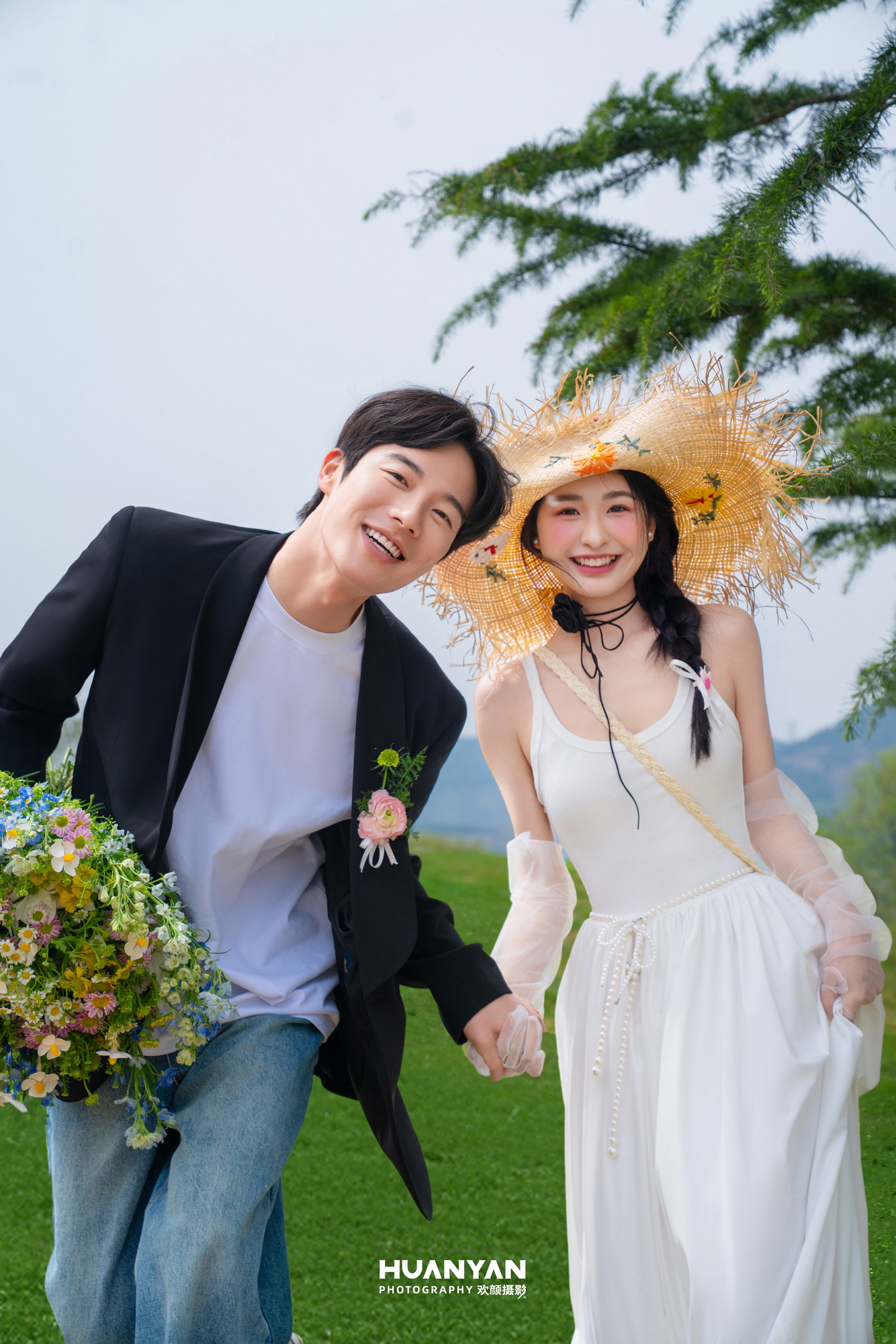 青野赴甜客片第3张｜轻氧风婚纱照，摄于草地