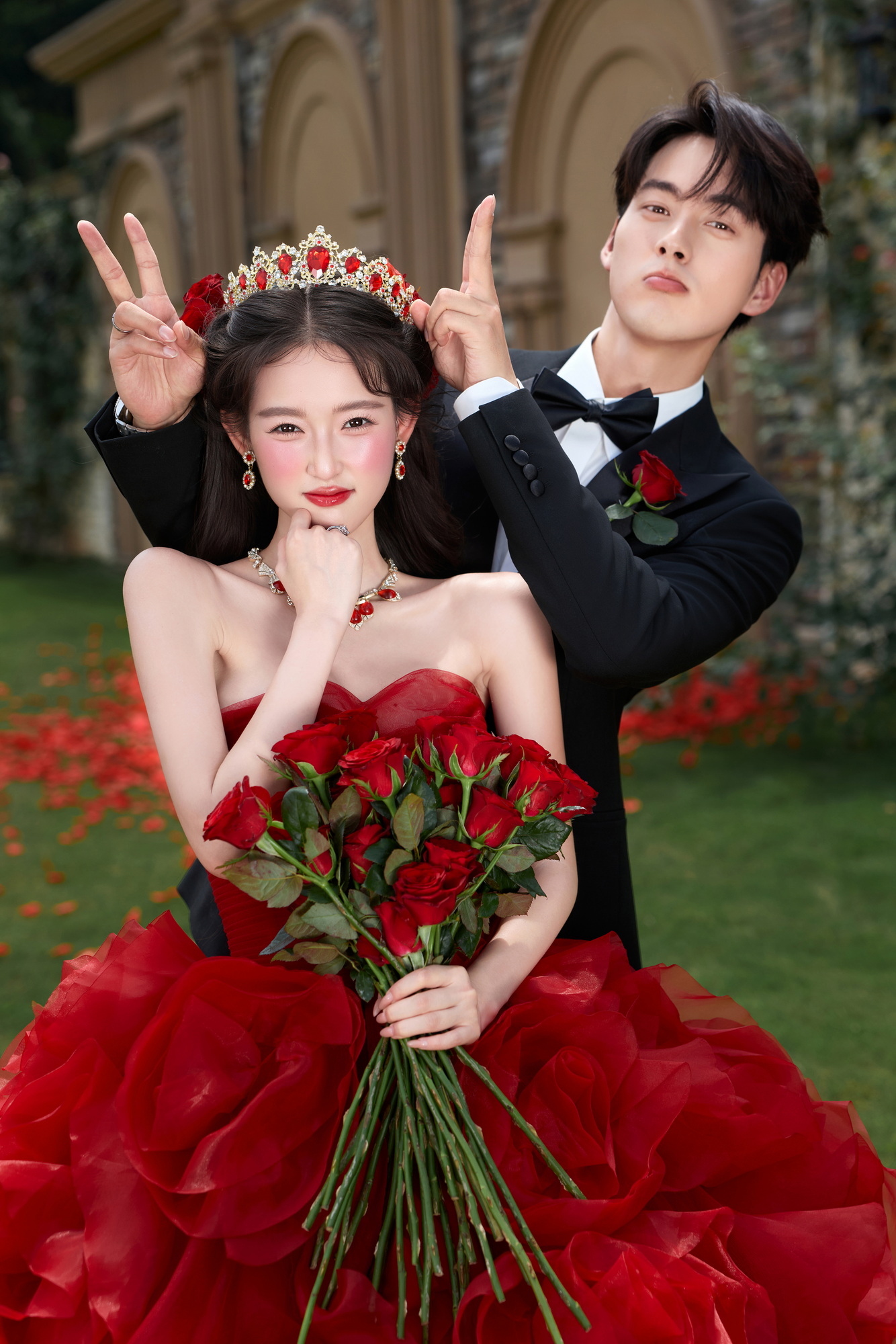 浅忆客片第7张｜简约风婚纱照，摄于室内
