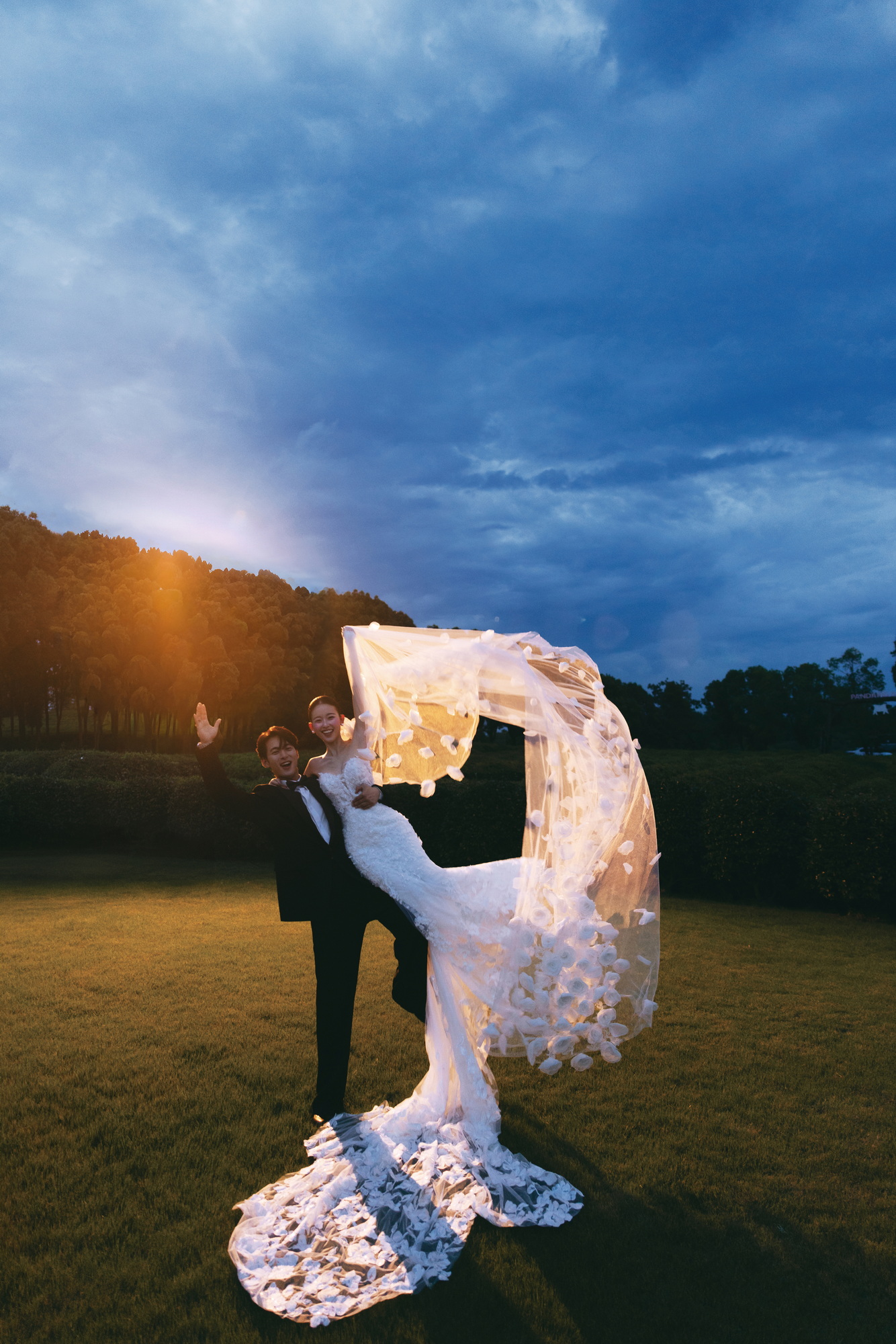 青锦：轻氧风婚纱照草地实拍