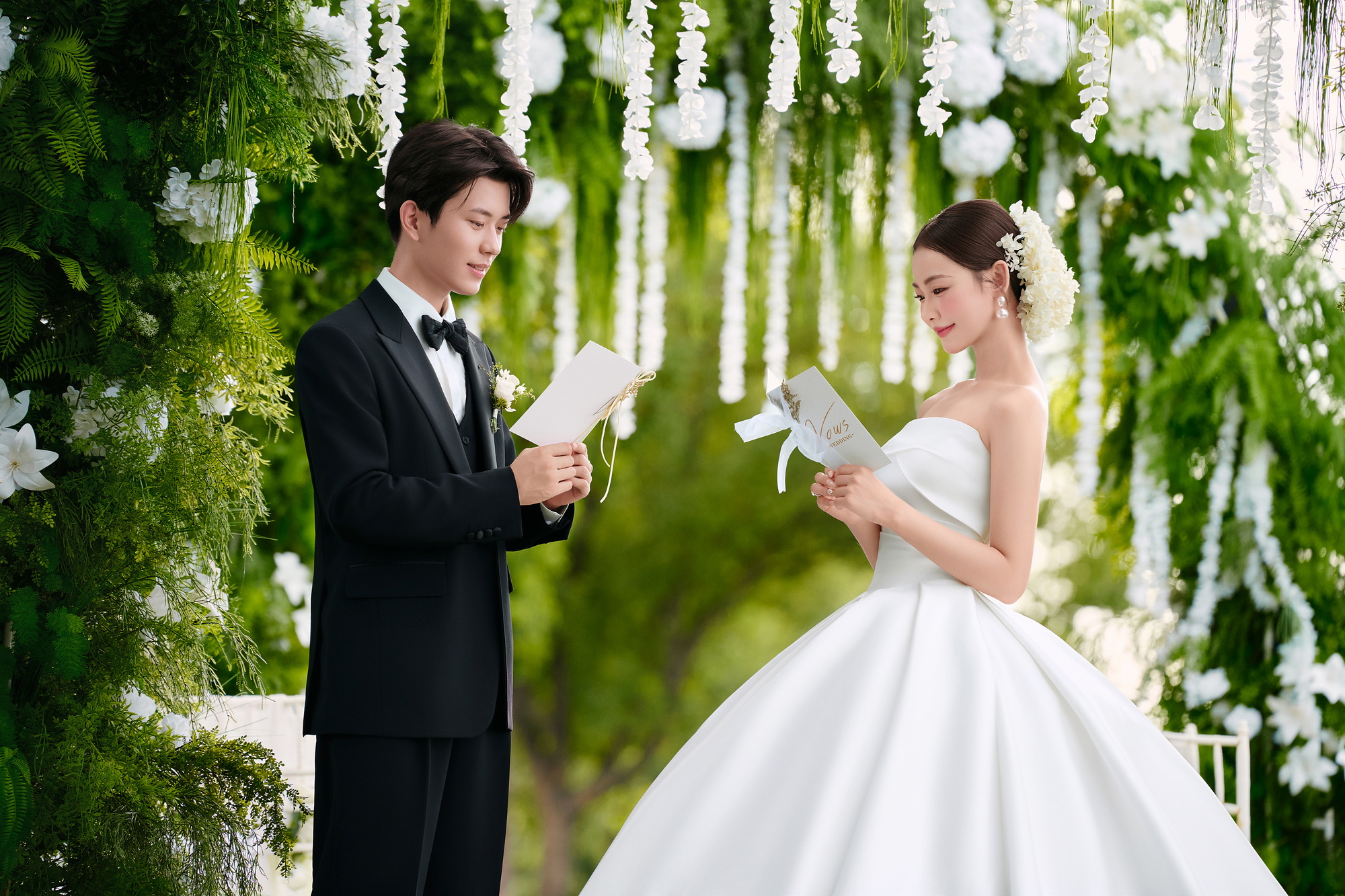 桃缘：简约风婚纱照室内实拍