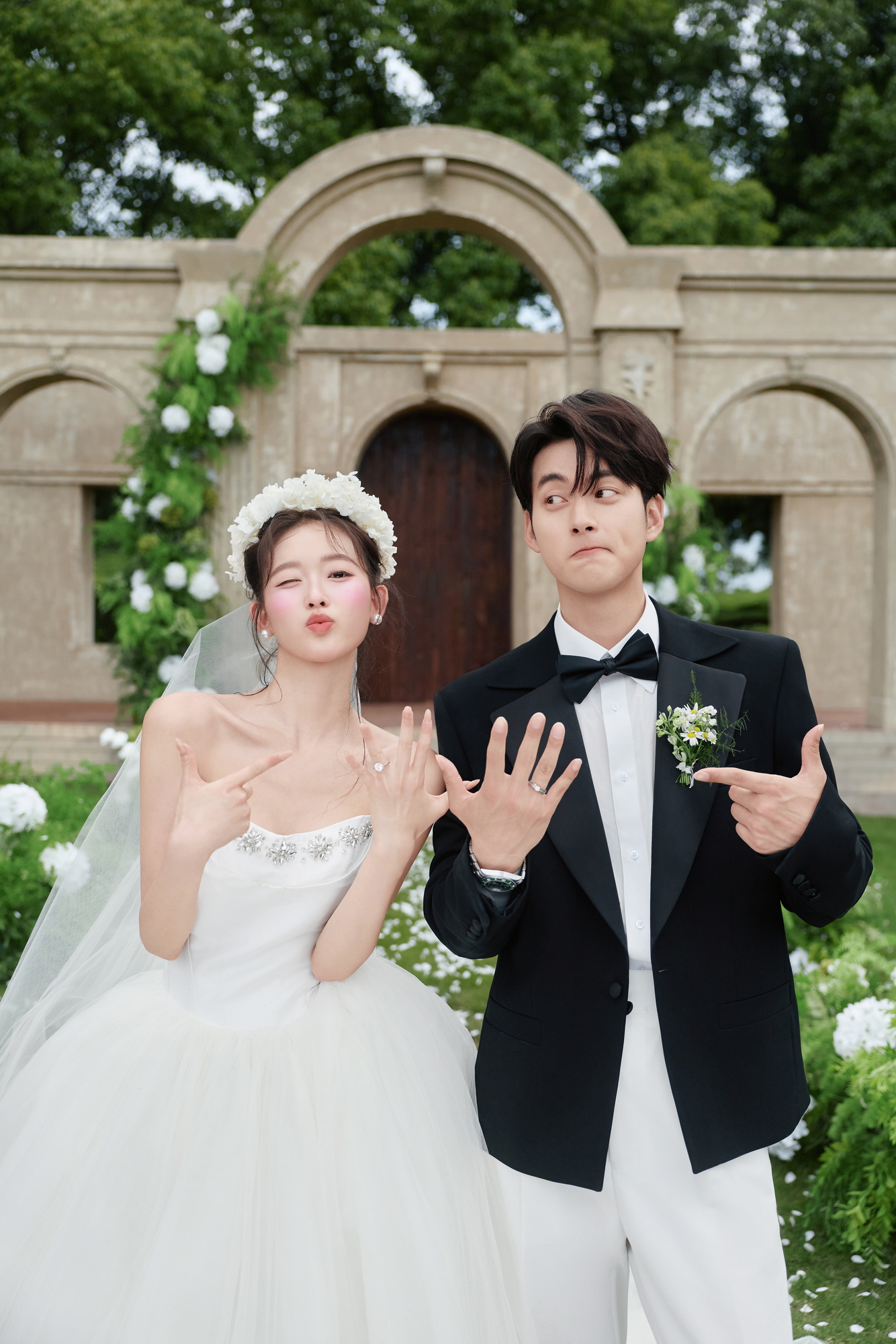 绯念：简约风婚纱照室内实拍