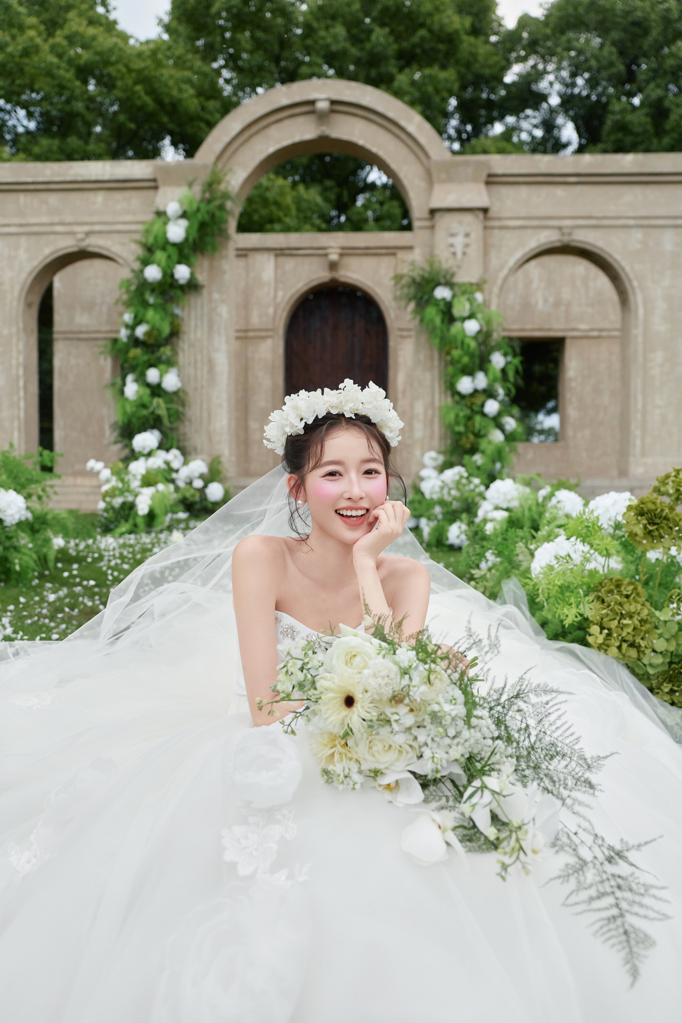 绯念客片第3张｜简约风婚纱照，摄于室内