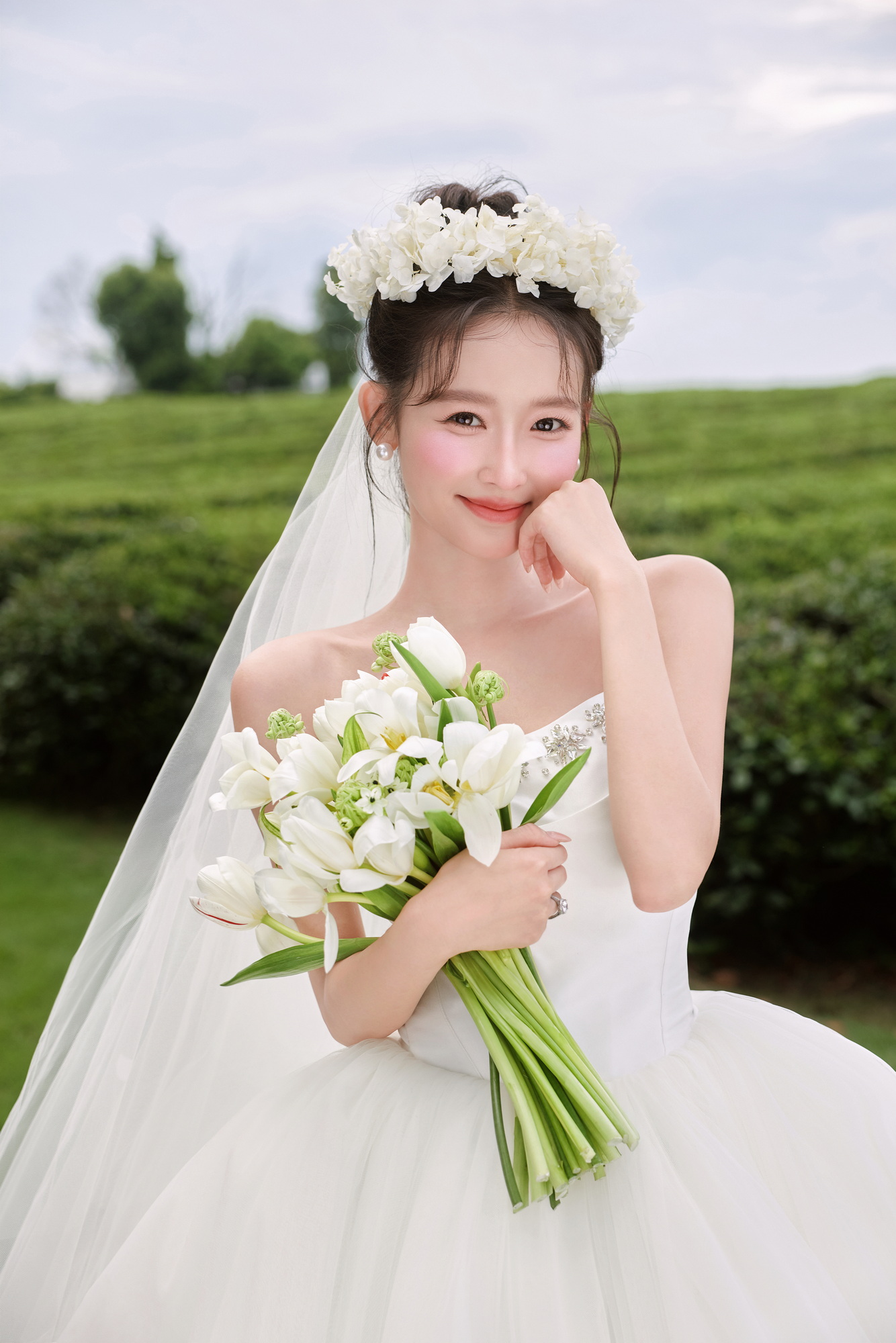 初誓客片第3张｜简约风婚纱照，摄于室内