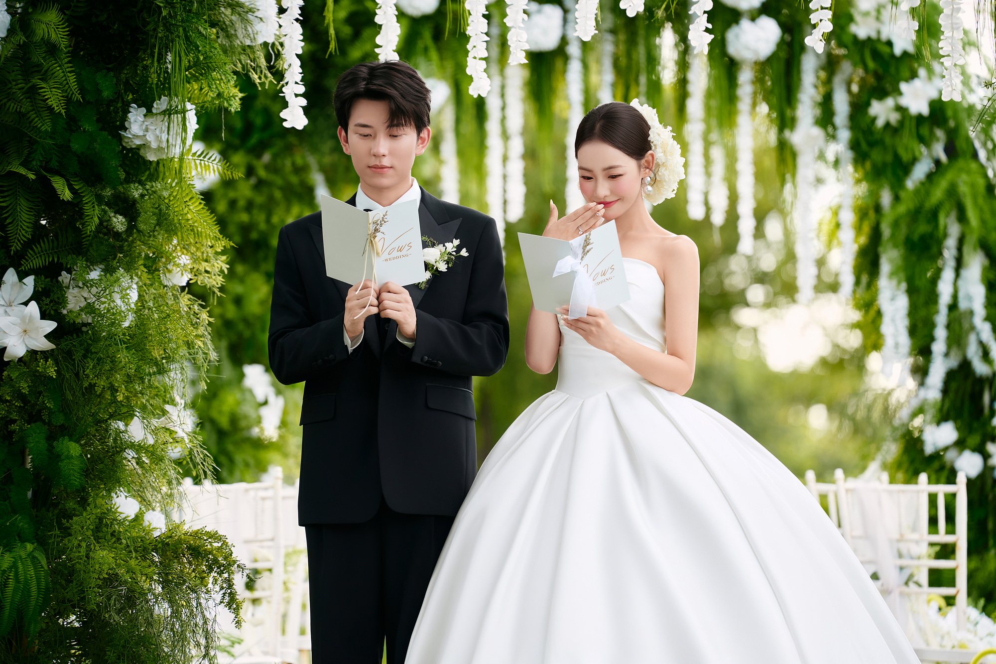 桃缘：简约风婚纱照室内实拍