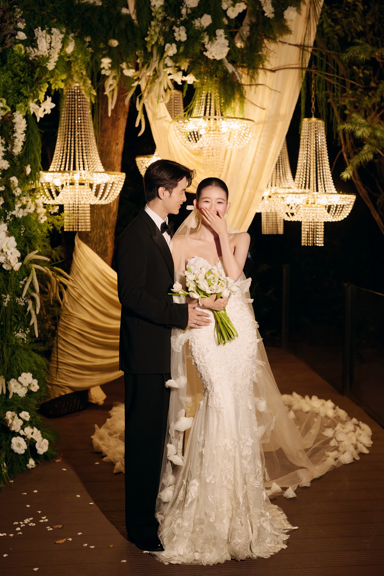 桃念：简约风婚纱照室内实拍
