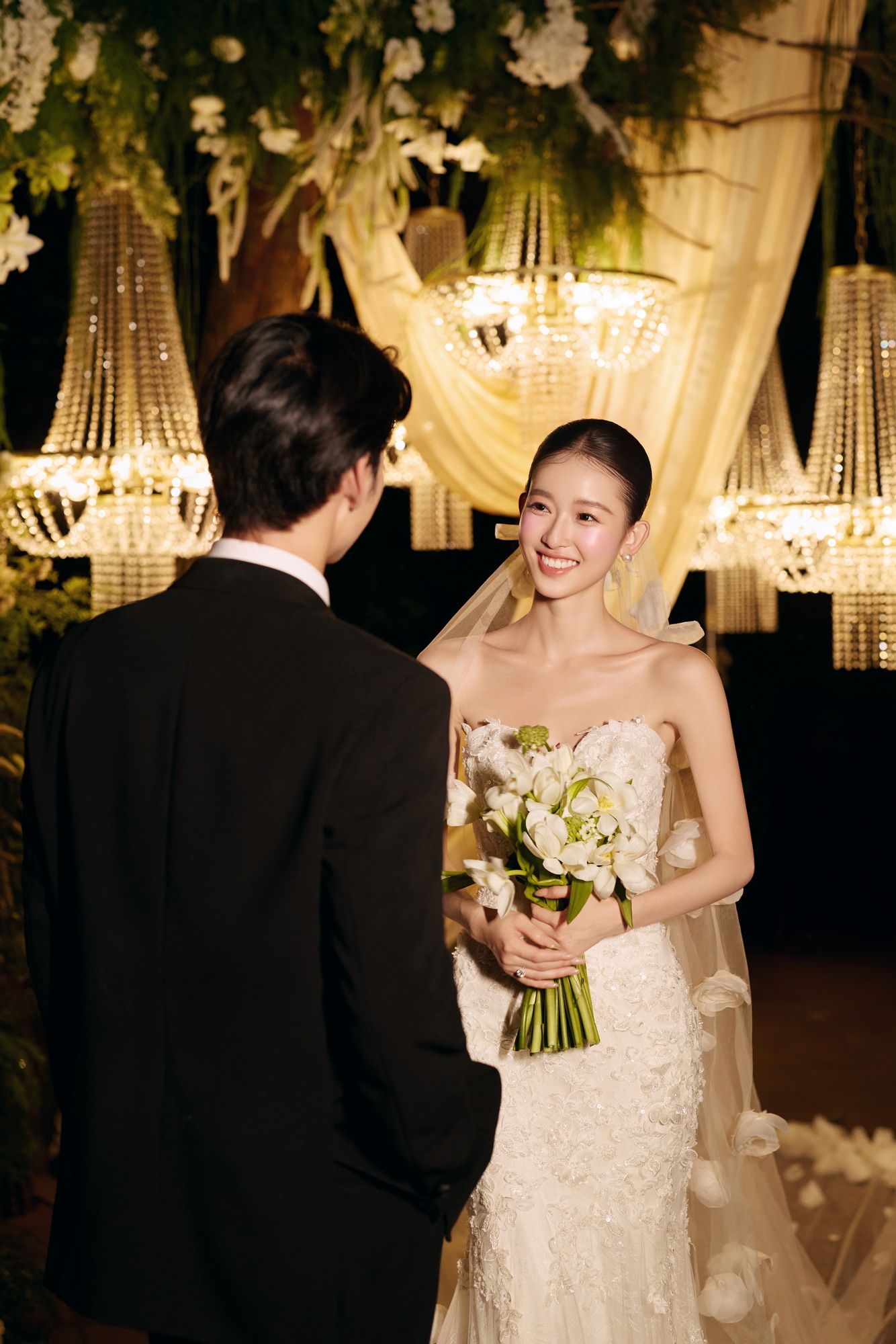 桃念：简约风婚纱照室内实拍