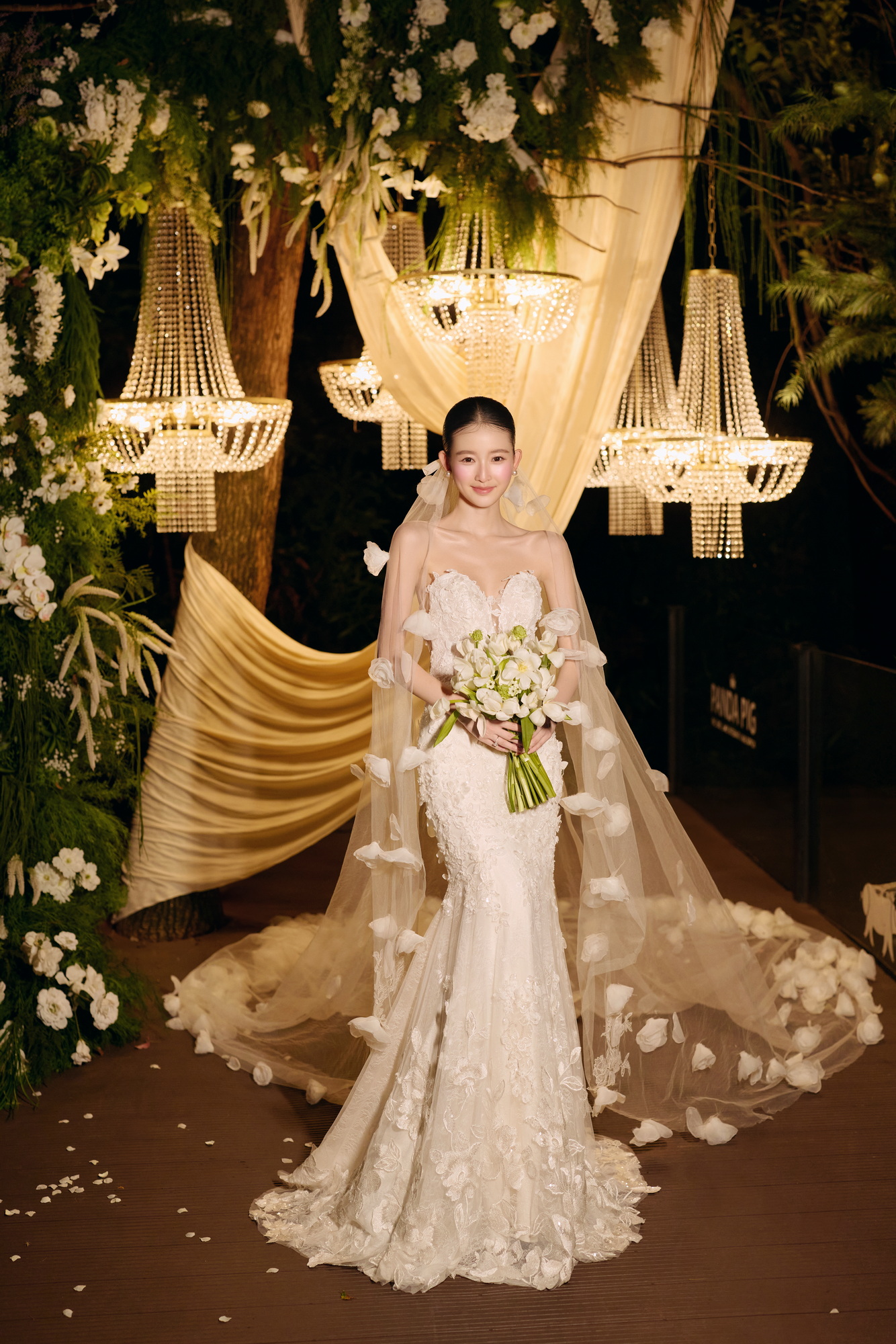 桃念客片第3张｜简约风婚纱照，摄于室内