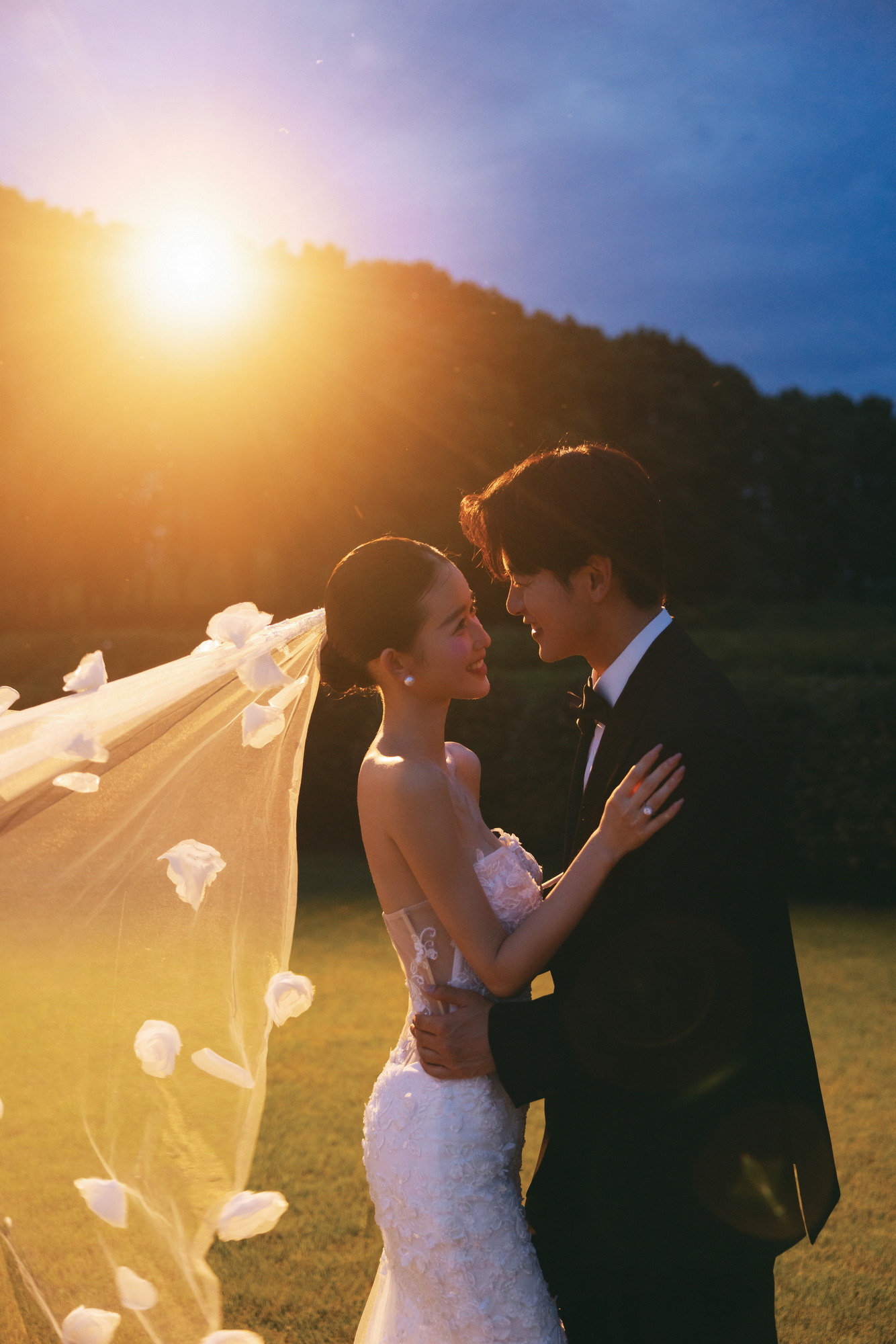 青锦客片第3张｜轻氧风婚纱照，摄于草地