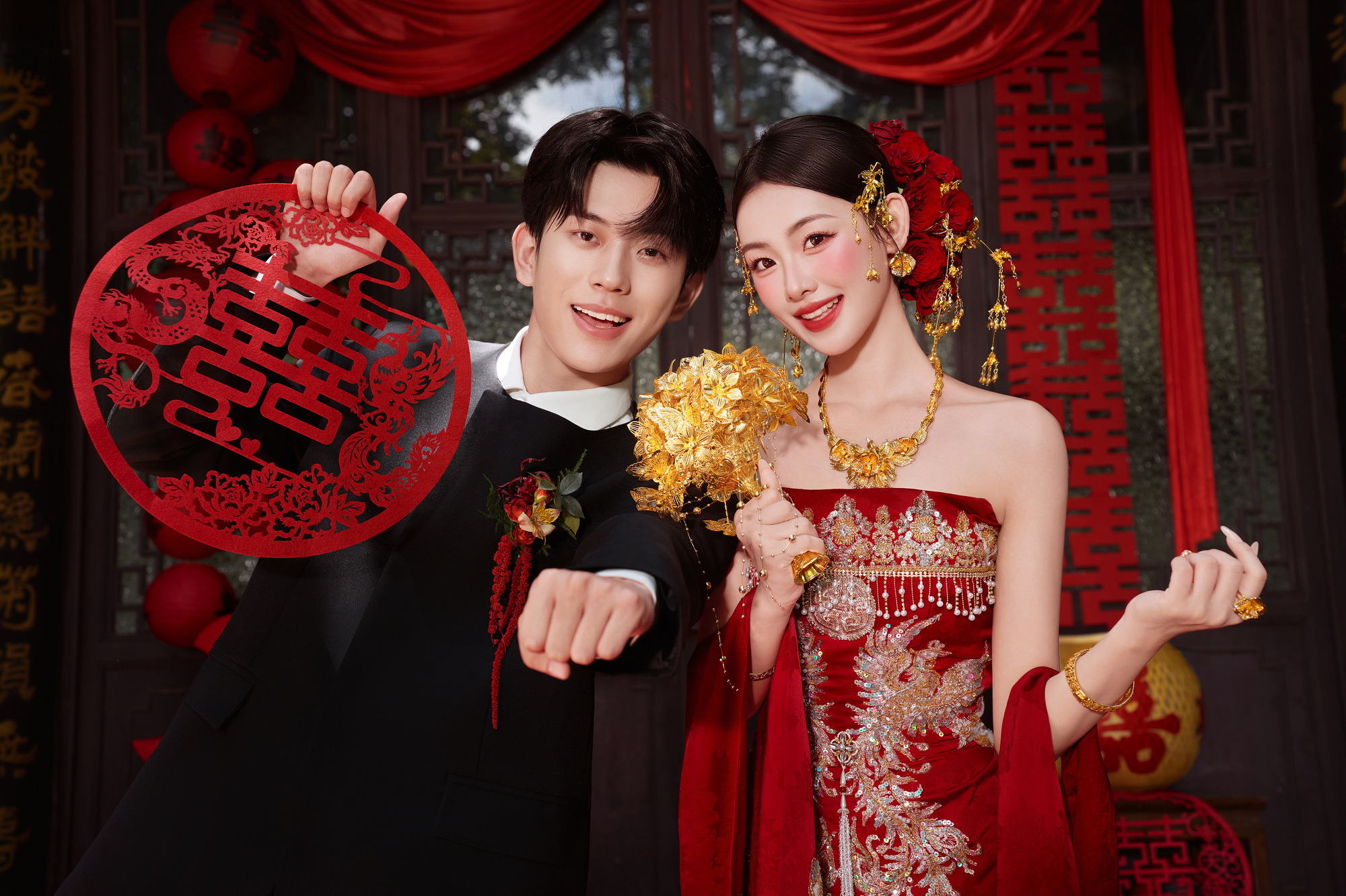 鎏约客片第3张｜简约风婚纱照，摄于室内